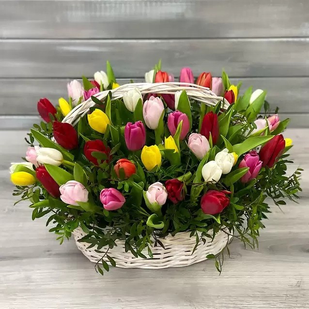 Букет цветов "Корзина из разноцветных тюльпанов"