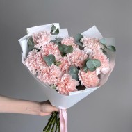 Букет из розовых диантусов с эвкалиптом